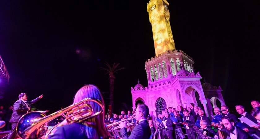 izmir-101.-yil-konser-ataturk-meydani.jpg