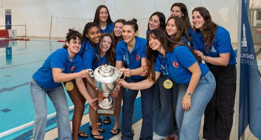 izmir-kadinlar-su-topu-kupa-teslim