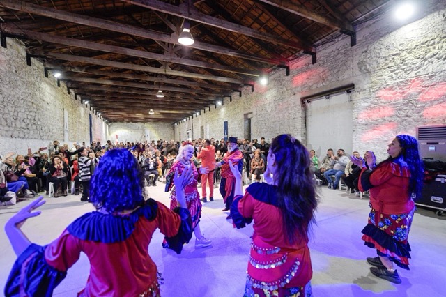 Romanlar Günü’nde kalpler 9/8’lik şarkılarla attı