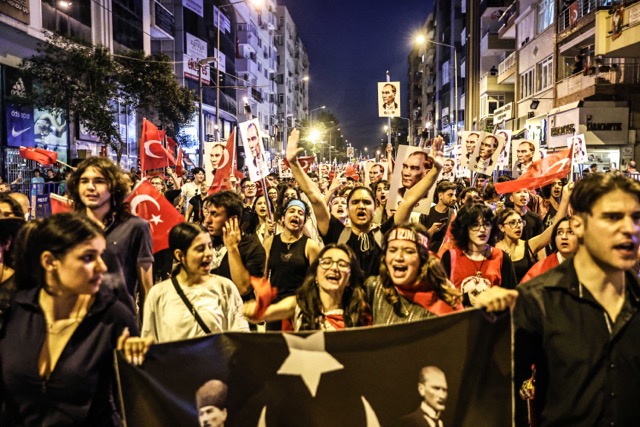 Antalya 19 Mayıs’ta Tek Yürek Oldu: Fener Alayı ve Ceza Konseriyle Coşku Zirveye Çıktı