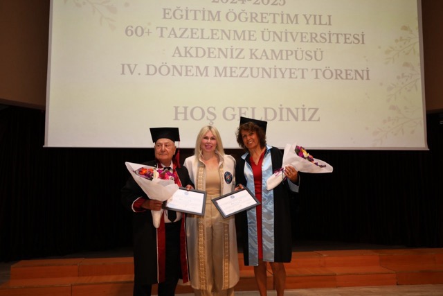 Tazelenme Üniversitesinde mezuniyet sevinci