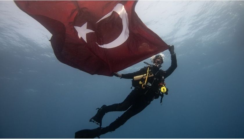 Jandarma'nın 186. Kuruluş Yılı Su Altında Kutlandı