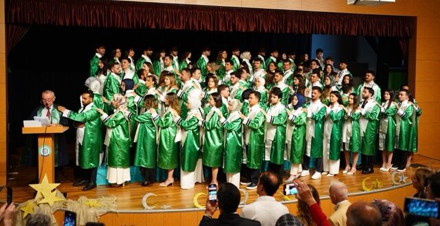 KOSTÜ'de tarihi an: Diş Hekimliği Fakültesi ilk mezunlarını verdi