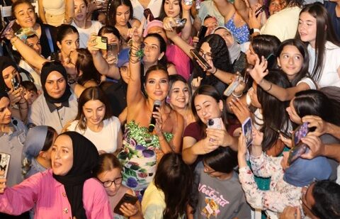 Gülben Ergen Menemen’de Bozalan İncir Festivali’ni sahnede kapattı