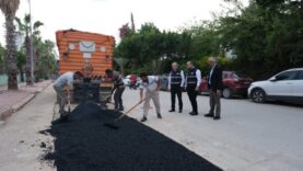 Yol bakım ve onarım çalışmaları sırasında ekipler asfalt seriyor.