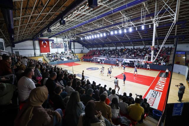 Sakarya Büyükşehir Basketbol takımı, Eskişehir’de önemli bir maç yapıyor.